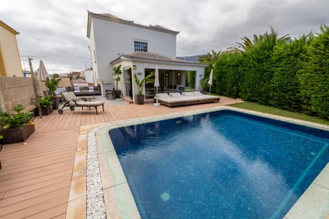 Neighbourhood, Mountain view, Swimming pool