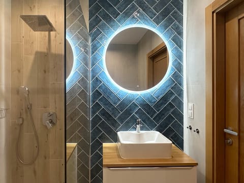 Shower, Bathroom, heating, towels