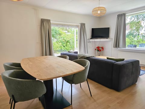 TV and multimedia, Seating area, Dining area