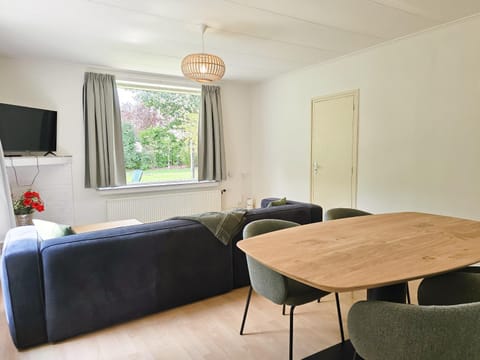 TV and multimedia, Seating area, Dining area