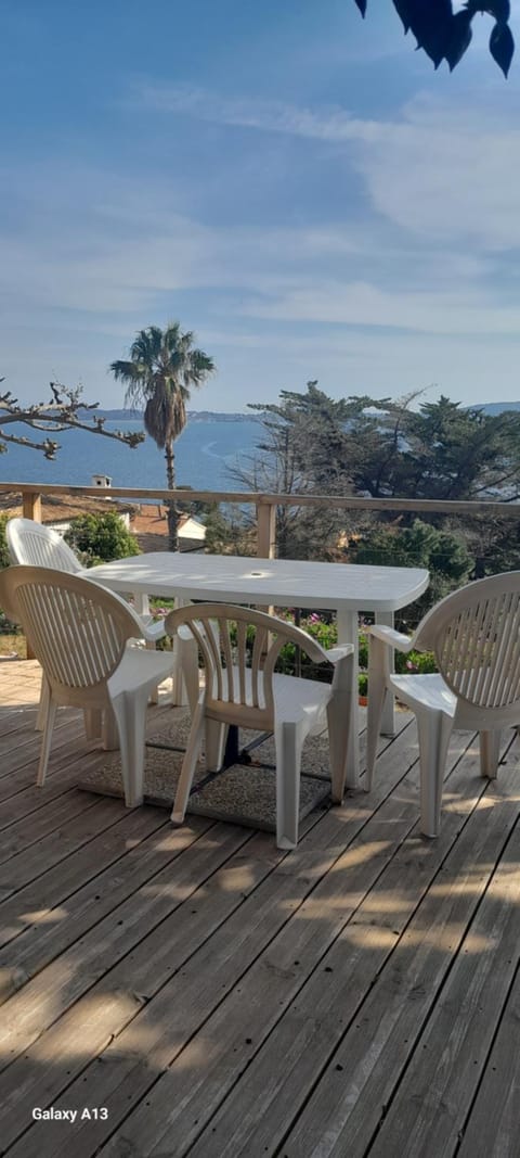 F3 RDC villa vue mer 180 face à la pointe de Giens Apartment in Hyères