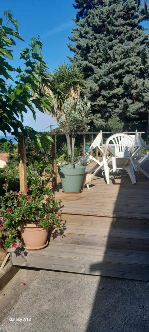 F3 RDC villa vue mer 180 face à la pointe de Giens Apartment in Hyères