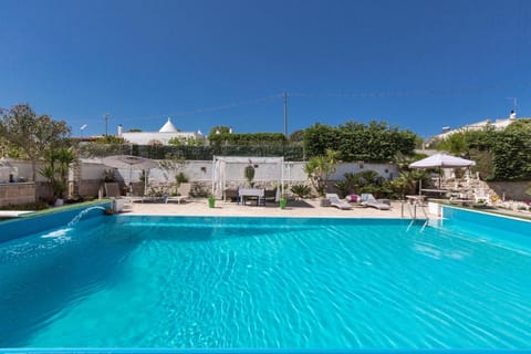 Swimming pool, sunbed