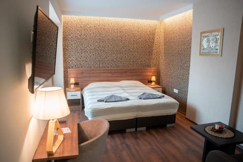 Bed, TV and multimedia, Seating area, Bedroom, towels, air conditioner