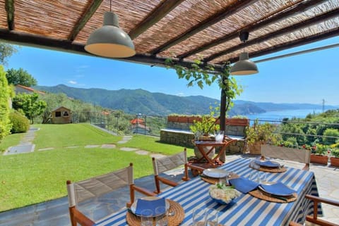 Villa Costa dei Gelsomini - 5 posti letto, piscina e giardino privato vista mare Villa in Rapallo