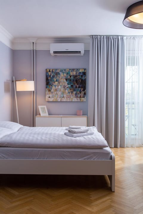 Bed, Bedroom, air conditioner