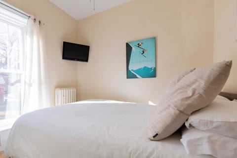 Bed, TV and multimedia, Bedroom