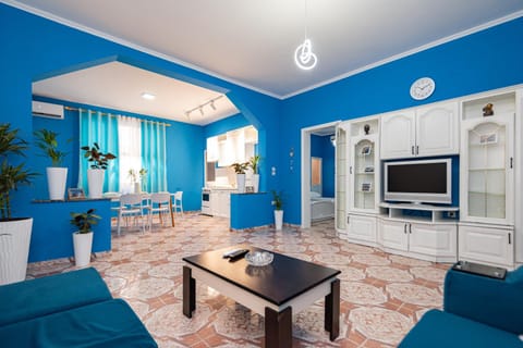 Communal lounge/ TV room, TV and multimedia, Living room, Photo of the whole room, Seating area, Evening entertainment