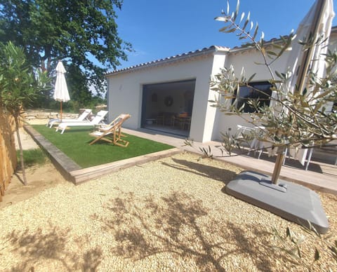 Property building, Patio, Day, Garden, Garden view, sunbed