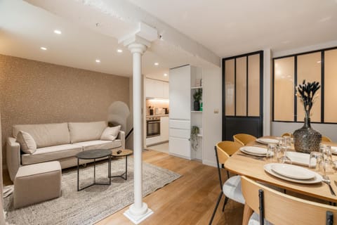 Kitchen or kitchenette, Living room, Seating area, Dining area