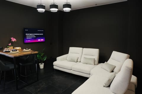 TV and multimedia, Living room, Seating area, Dining area