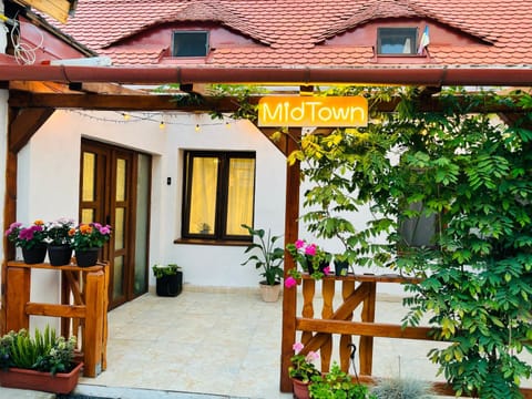 Property building, Patio, Balcony/Terrace