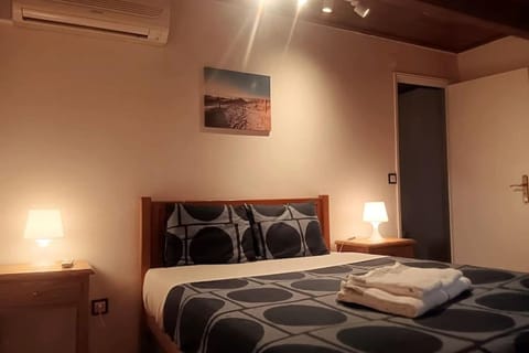 Bed, Photo of the whole room, Bedroom, air conditioner