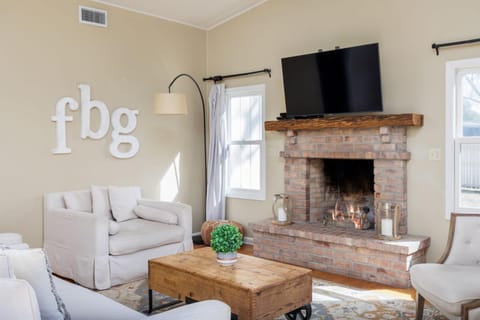 Das Treff Platz- The Gathering Place - Hot Tub! House in Fredericksburg