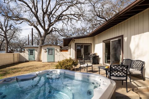 Das Treff Platz- The Gathering Place - Hot Tub! House in Fredericksburg