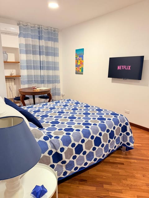 Bed, TV and multimedia, Photo of the whole room, Bedroom, internet
