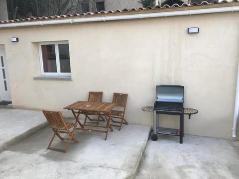 Maisonnette avec jardin piscine non accessible Bed and Breakfast in Marseille
