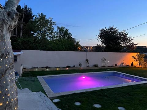 Maisonnette avec jardin piscine non accessible Bed and Breakfast in Marseille