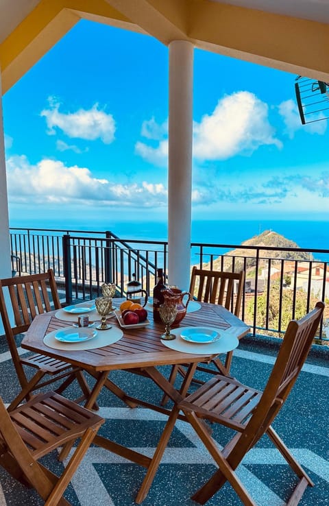 Patio, Day, Natural landscape, View (from property/room), Balcony/Terrace, Living room, Food and drinks, Seating area, Dining area, Sea view, Breakfast