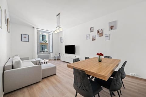 TV and multimedia, Living room, Seating area, Dining area
