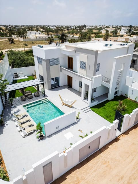Property building, Neighbourhood, Garden