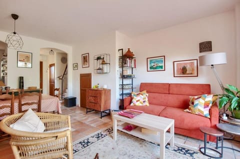 Bed, Living room, fireplace, furniture, kitchen