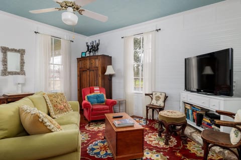 Sunny Charming Retreat: Wine Greenhouse House in Fredericksburg