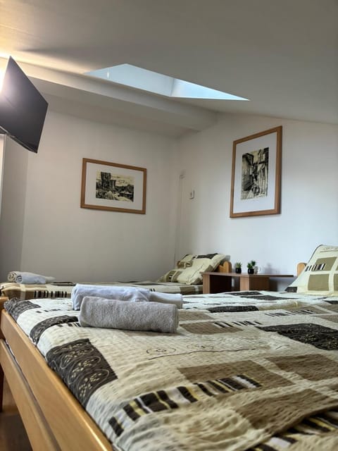 Bed, TV and multimedia, Photo of the whole room, towels