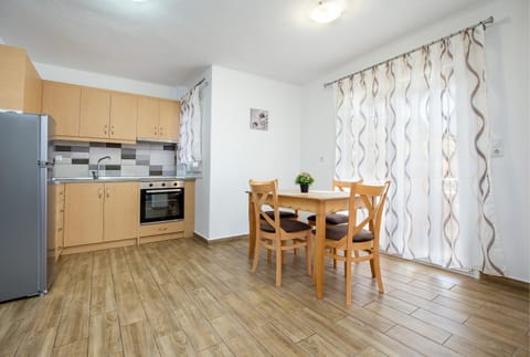 Kitchen or kitchenette, Dining area, oven