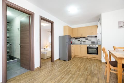 Kitchen or kitchenette, Dining area, oven