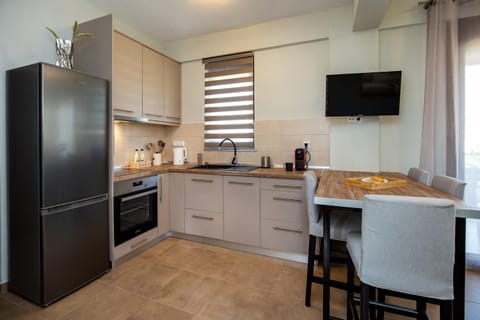 Coffee/tea facilities, Kitchen or kitchenette, Dining area, oven