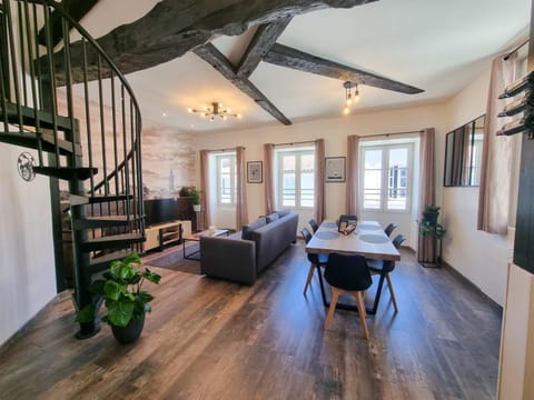 Communal lounge/ TV room, Activities, TV and multimedia, Living room, Seating area, Dinner