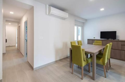 Communal lounge/ TV room, TV and multimedia, Living room, Seating area, Dining area, air conditioner