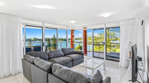 Living room, Lake view