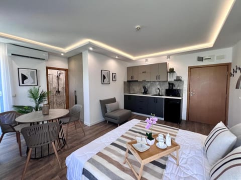 Kitchen or kitchenette, Seating area