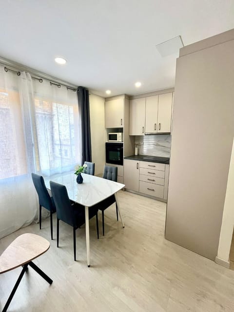Kitchen or kitchenette, Dining area, oven, stove