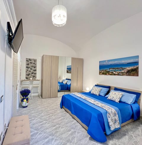 Bed, TV and multimedia, Living room, Photo of the whole room, Seating area, Evening entertainment, Bedroom, wardrobe