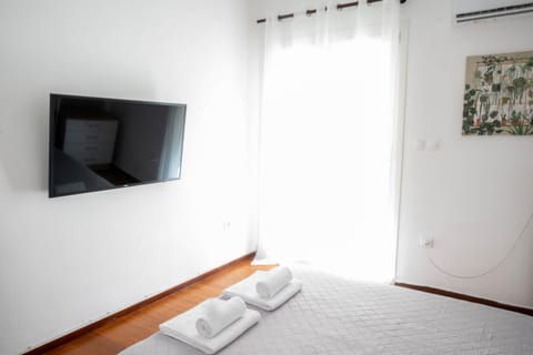 Bed, TV and multimedia, Bedroom, towels