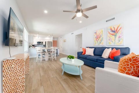 TV and multimedia, Kitchen or kitchenette, Living room, Seating area, Dining area