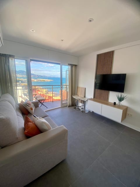 Bed, TV and multimedia, View (from property/room), Living room, Seating area, Sea view
