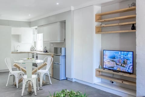 TV and multimedia, Kitchen or kitchenette, Dining area, oven, stove