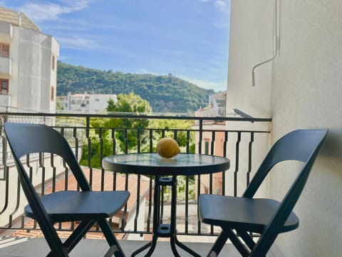 Patio, Day, Natural landscape, View (from property/room), Balcony/Terrace, Dining area, Mountain view