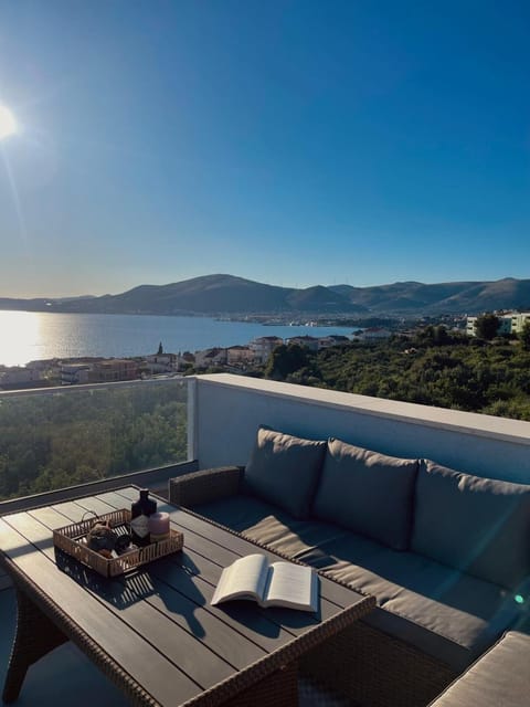 Day, View (from property/room), Balcony/Terrace, Seating area, Mountain view, Sea view