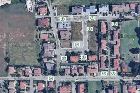 Bird's eye view, City view, Street view, Location