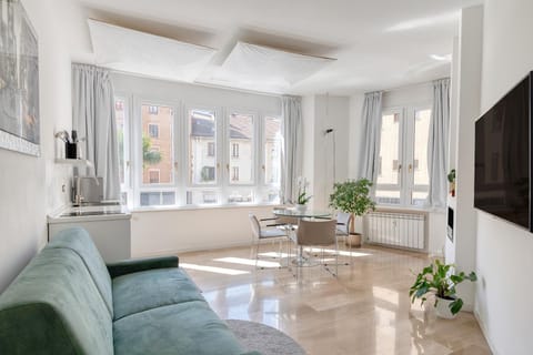 View (from property/room), Living room, Dining area, City view