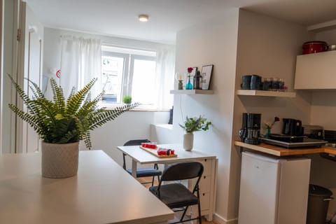 Coffee/tea facilities, Kitchen or kitchenette, Food and drinks, Dining area, Food, stove