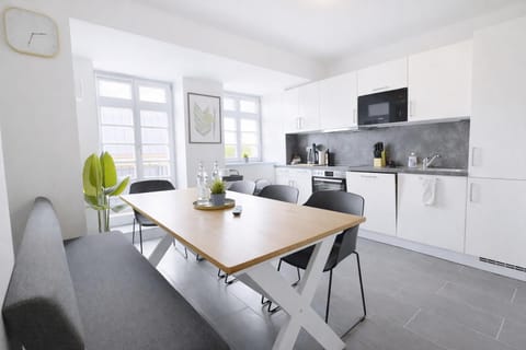 Coffee/tea facilities, Balcony/Terrace, Kitchen or kitchenette, Seating area, Dining area, microwave, stove, kitchen