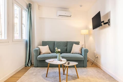 TV and multimedia, Living room, Seating area, air conditioner