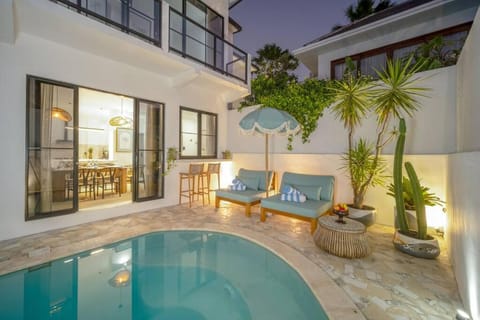 Property building, Swimming pool, sunbed