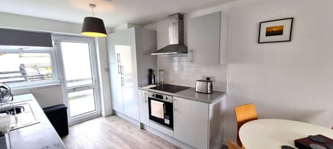 Property building, Kitchen or kitchenette, Dining area, oven, pet friendly, stove, toaster